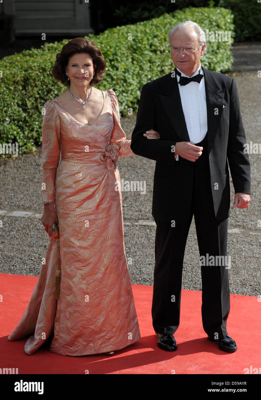 king-carl-xvi-gustaf-of-sweden-rand-queen-silvia-of-sweden-larrive-D59AYR