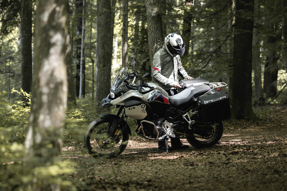 P90533714_highRes_bmw-motorrad-clothin