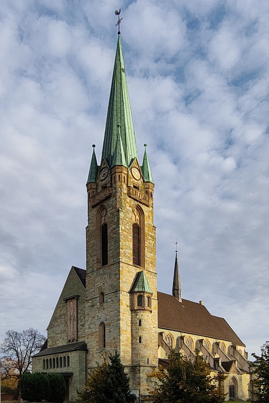 Bochum-Herz-Maria-Kirche-(Gu-nnigfeld).jpg