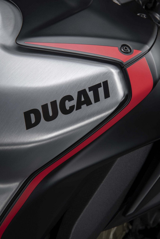 Большой фотосет  Ducati Streetfighter V4 SP 2022