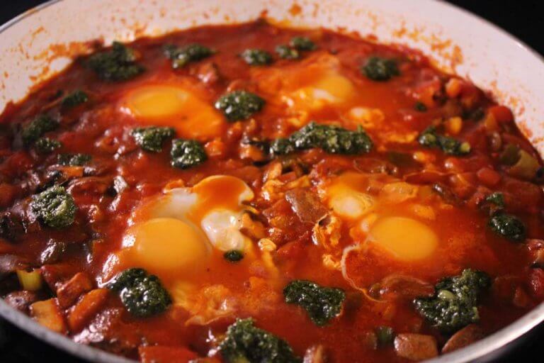 Shakshuka mit braunen Champinons und Pesto Genovese Shakshuka mit braunen Champinons und Pesto Genovese