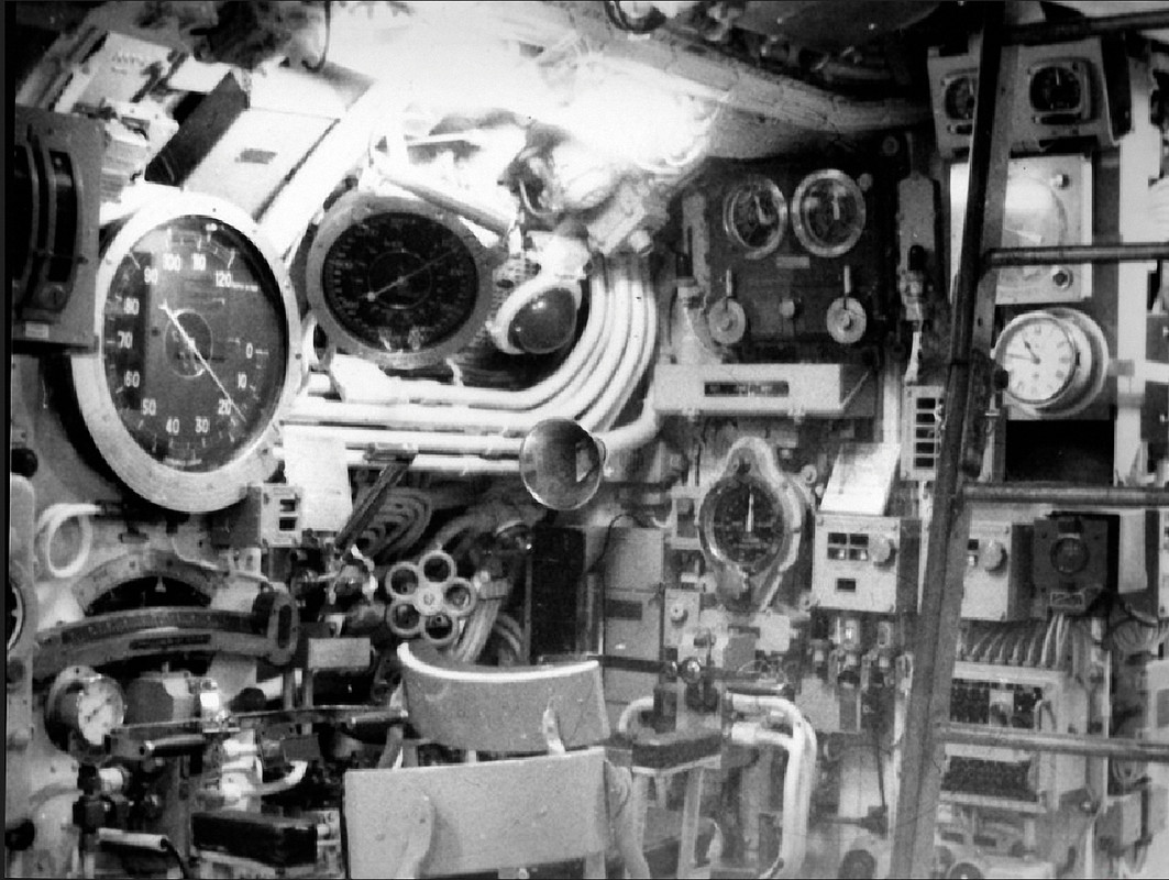 HMS Narwal (S.03) пост управления погружением