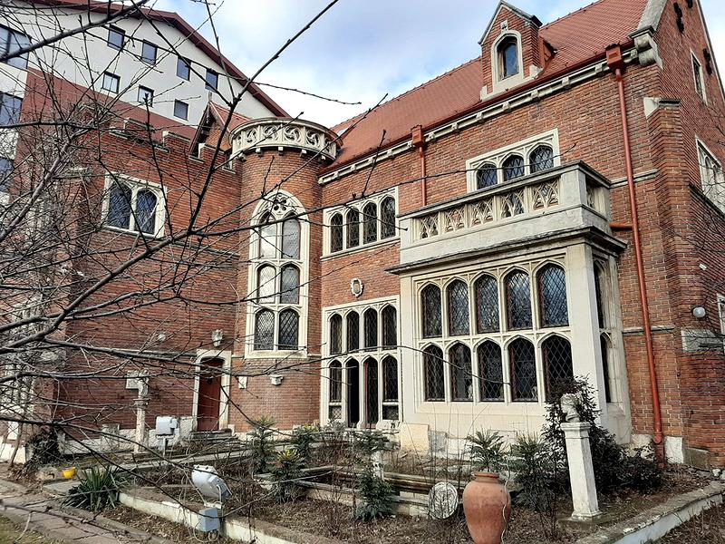 Muzeu de artă veche și vitralii seculare casa furnica minovici vedere din gradina Muzeu de artă veche și vitralii seculare