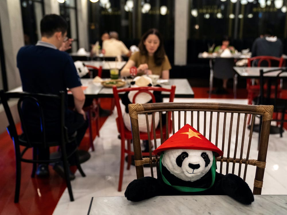 Boneka panda sebagai cara mengatur jarak sosial yang aman.