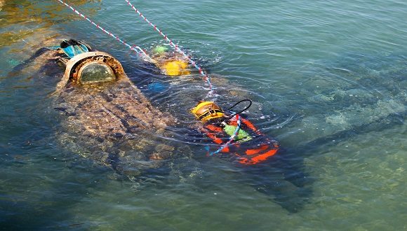 El caza fue arrastrado hasta el muelle y luego levantado del agua por una grúa. Foto. Russian Geographical Society