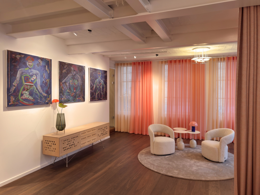 Warm lounge and waiting area at Véo Health in Berlin-Mitte