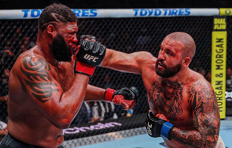 Джош Хокит победи Къртис Блейдс в брутално луда битка