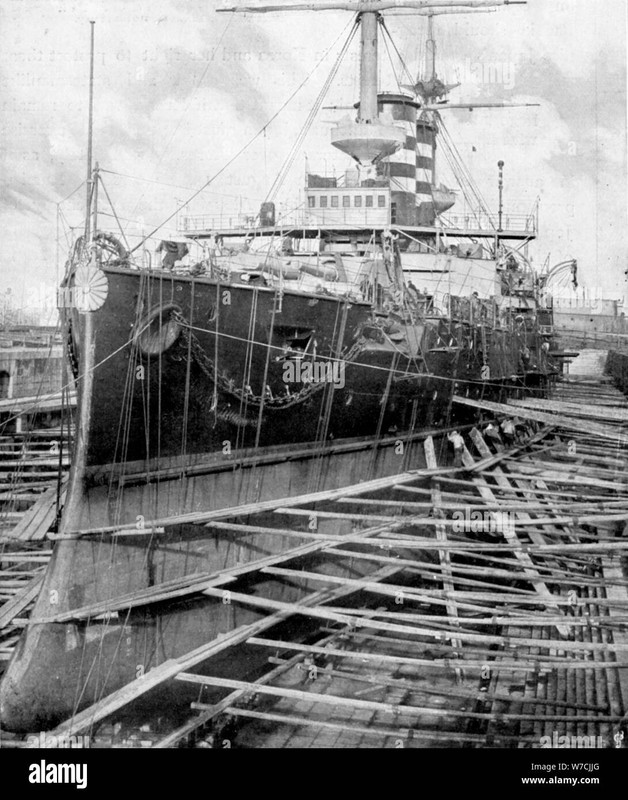 Cherche des informations sur les œuvres vives de pre Dreadnought Navire-de-guerre-japonais-mikasa-a-quais-de-portsmouth-angleterre-1904-artiste-inconnu-w7cjjg
