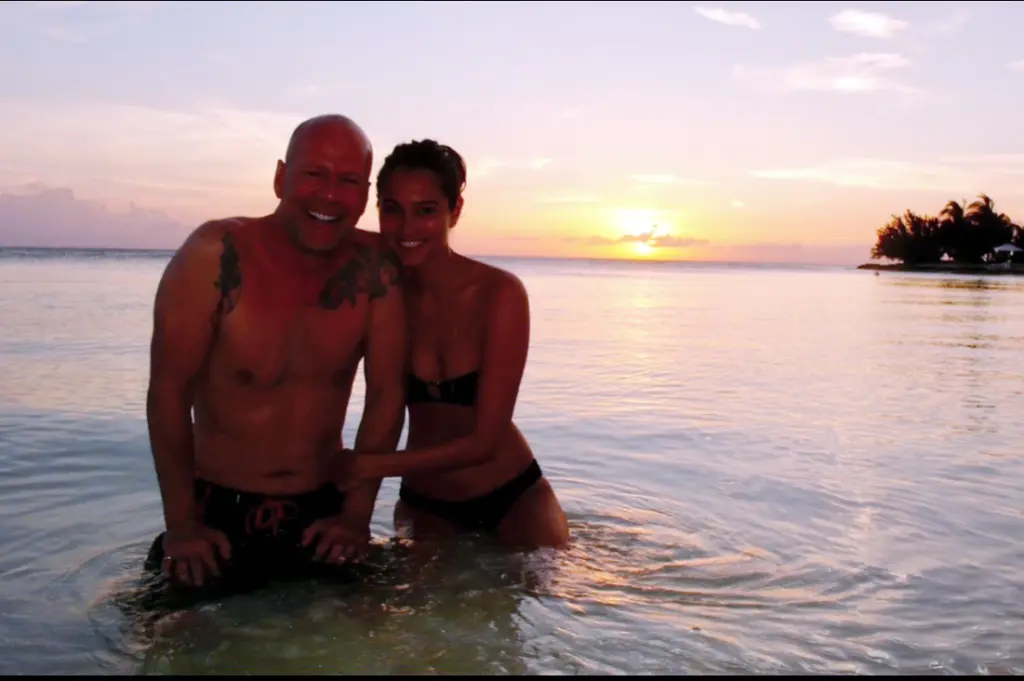 Casal Emma Heming e Bruce Willis em momento íntimo registrado anos atrás