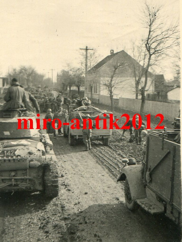 Foto-Panzer-Regiment-10-Panzer-38t-Einmarsеch