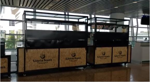 Food court di area Bandara Internasional Kuala Lumpur yang tutup sementara waktu, Jumat (20/3/2020) pagi.