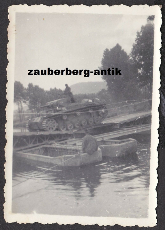 Foto Wehrmacht Panzer II tank fährt über Behelfs-Brücke Vormarsch