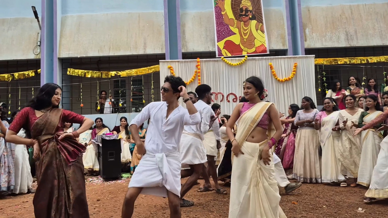 Sexy Malayali College Girl Wide Open Navel dance in Kerala Saree.mp4_snapshot_00.31.091