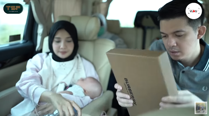 Zaskia Sungkar belikan baju merk Burberry untuk calon anak kedua Nagita Slavina