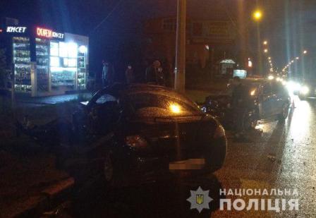 Серьезная авария в Харькове: мужчину вырезали из машины и увезли в больницу (фото, видео)