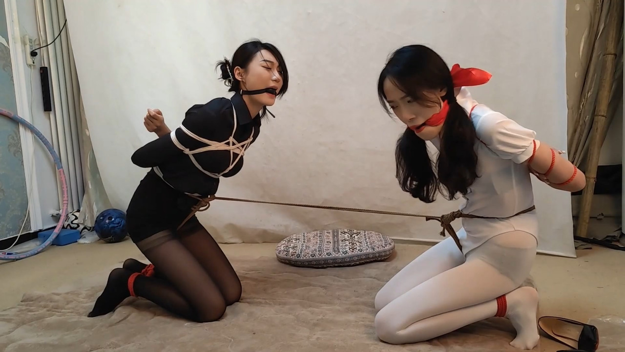 随心原创 苏樱雅熙 黑白双女股绳拔河比赛.mp4_20220802_185203.066