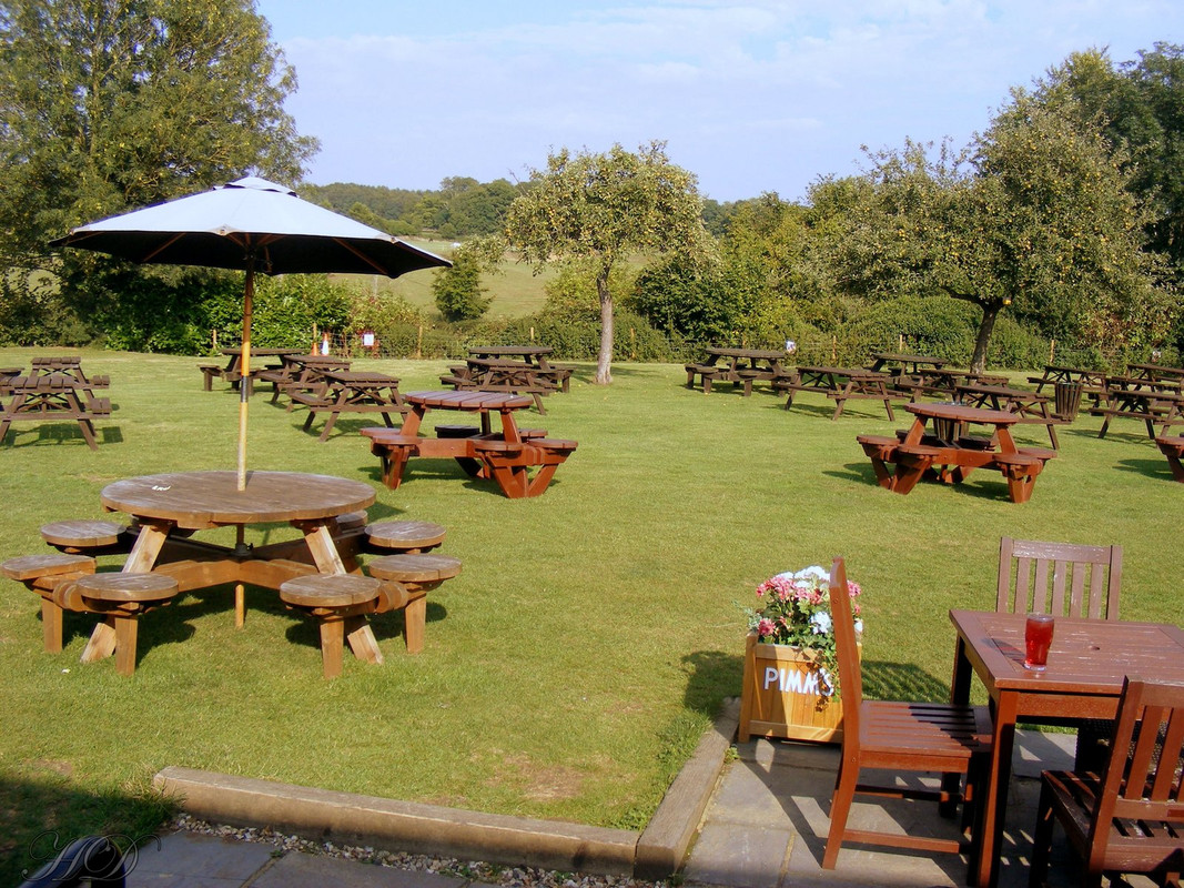 plume-tewin-pub-garden-HD.jpg