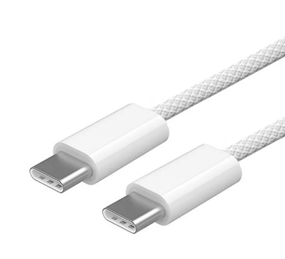 El cable USB-C conectado a una MacBook, demostrando su compatibilidad con la gama Apple.