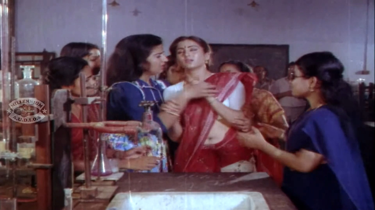 Beautiful and young geetha navel and other saree scenes.mp4_snapshot_00.15.354