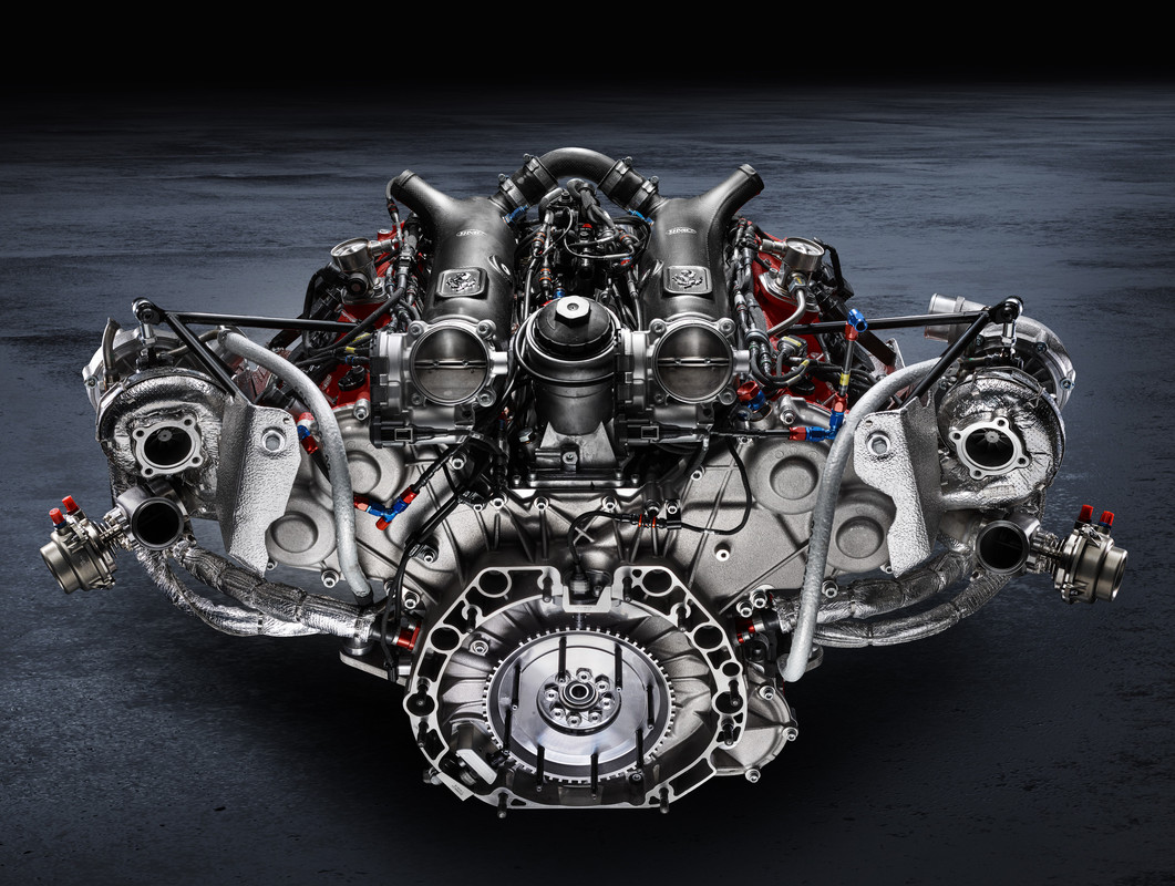 2020_11_Ferrari_488GT_engine_1_1