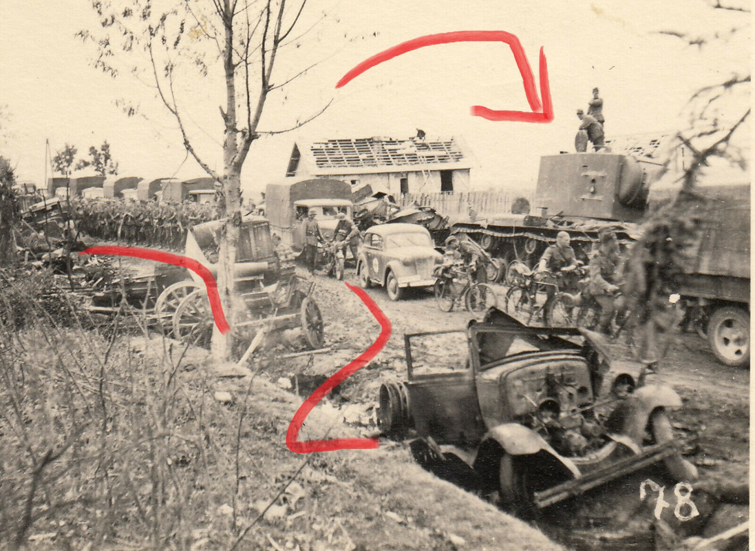 Foto WH Soldat russischer Beute Panzer Tank 52to Schlachtfeld Rußland