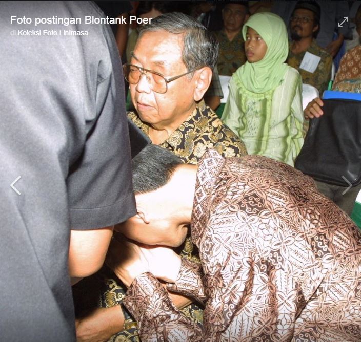 Momen Jokowi mencium tangan Gus Dur