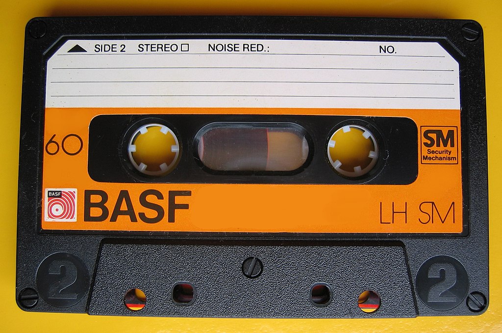 [Bild: 1024px-Compact-Cassette-BASF-60-LH-SM-Fe-IMG-8590-1.jpg]