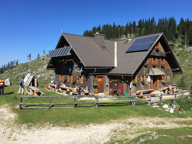 chalet de montagne avec 2 installations photovoltaïques et du monde autour