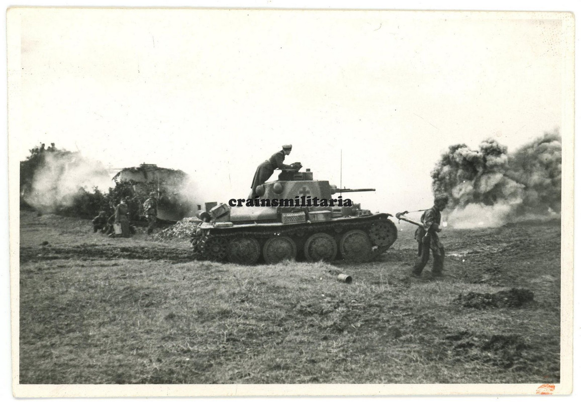 Orig. Foto Panzer 38 (t) Beutepanzer Tank m. Tarn Camo bei Angriff im Nebel