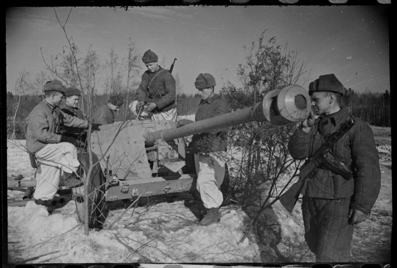 2-й Прибалтийский фронт. Гвардейцы-разведчики осматривают трофейное 88-мм немецкое противотанковое о
