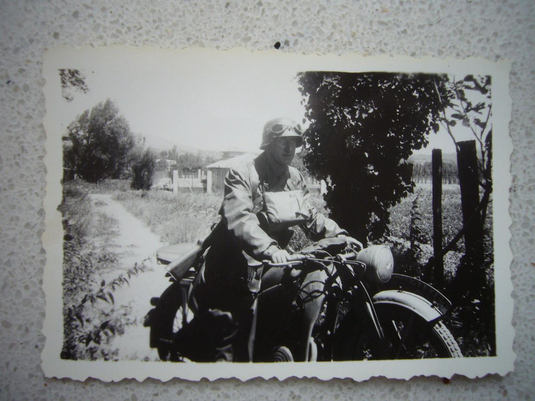 Foto Wehrmacht - Kradschütze MOTORRAD Zündapp, Schutzbrille, Gasplanentasche