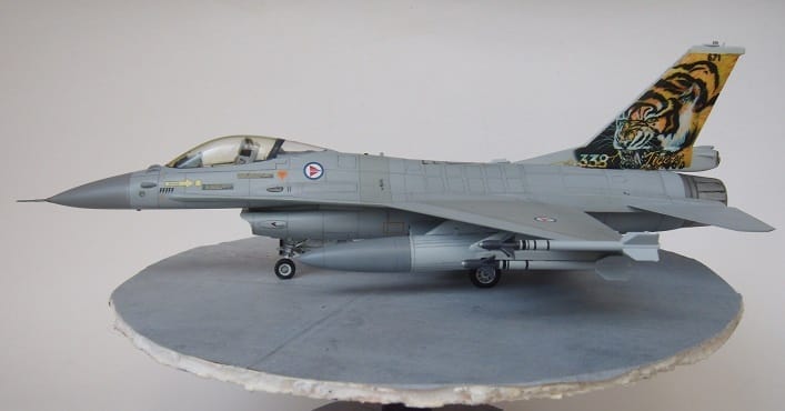 KIT F-16A com cores da FAP - Escala 1:48 - K48100 - Kiosque da