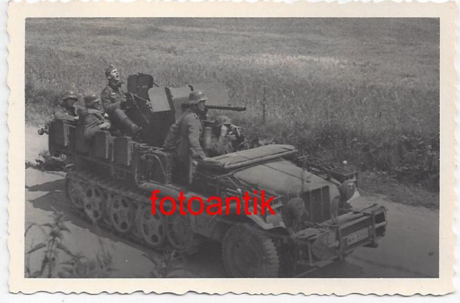 Foto 2 WK, Panzer, SdKfz, Halbkette mit aufgebauten Geschütz, Soldaten,