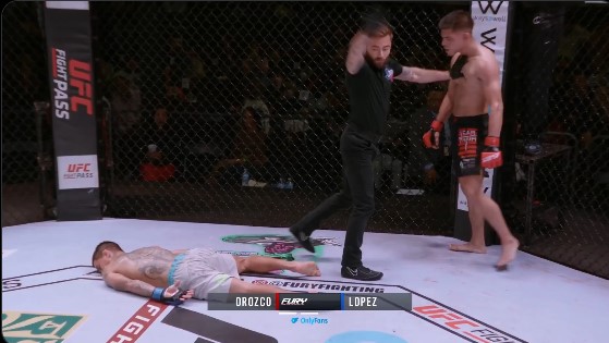 ММА боец показа среден пръст на опонент, след което беше нокаутиран