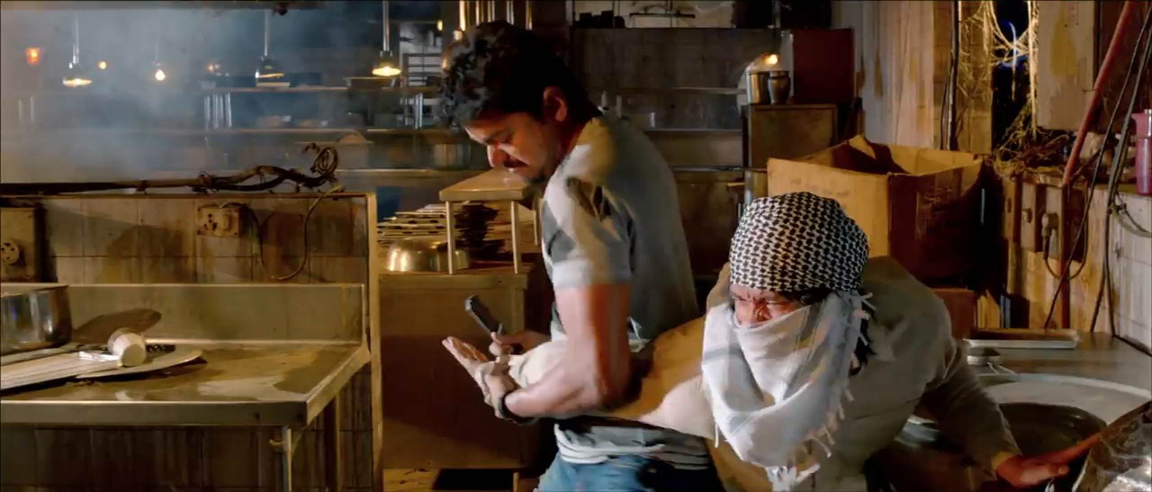 Thuppakki 2012 WebRip [Hindi + Tamil] 480p, 720p Screenshot
