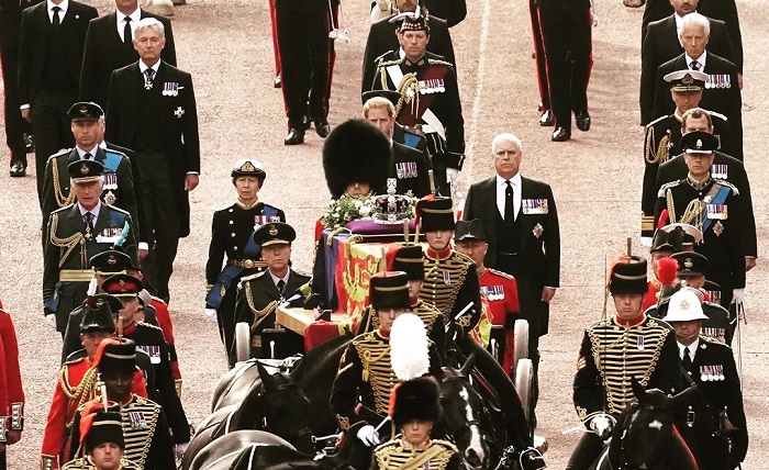 Iring-iringan peti mati Ratu Elizabeth II saat akan disemayamkan di Westminster Hall pada hari Rabu (14/9/2022).