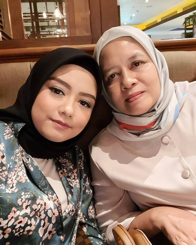Tika Ramlan dan ibunda