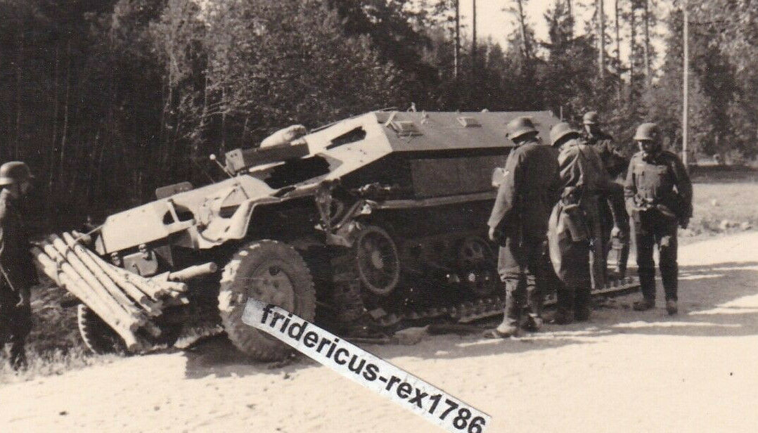 Foto im 2 WK Schützenpanzerwagen Sd.Kfz. 251 Kettenschaden nach 