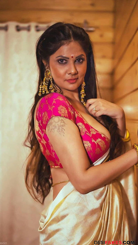 Aabha Paul Cleavage (7)