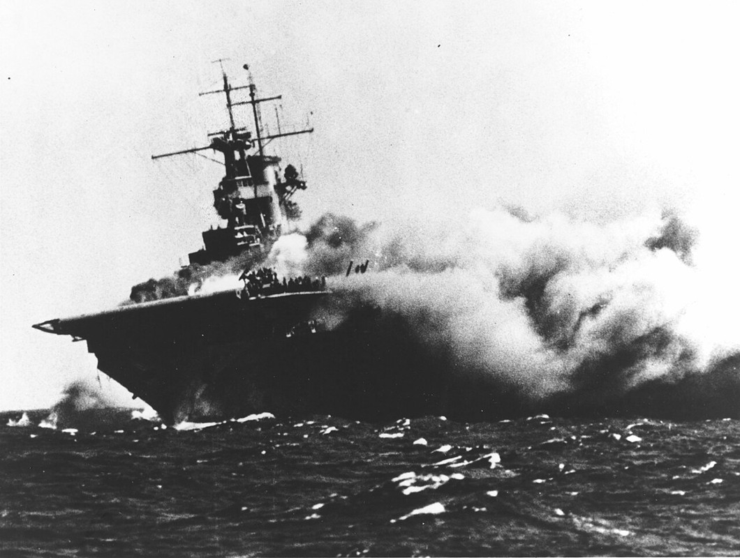 USS_Wasp_(CV-7)_burning_on_15_September_1942_(80-G-16331)