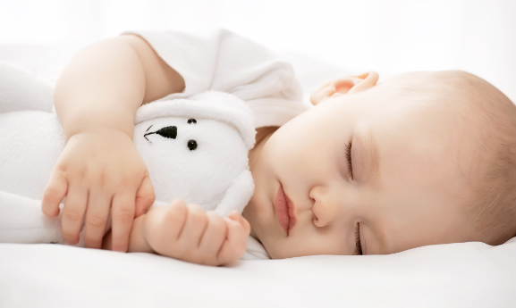 Är det oroande när ett barn sover med ögonen fortfarande öppna? Orsaken och  hur man åtgärdar det