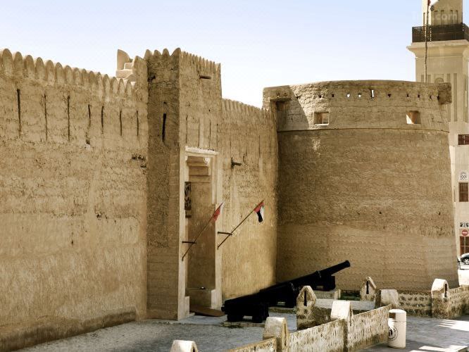 منظر آخر لمبنى أثري يبرز العمارة التقليدية في دبي.