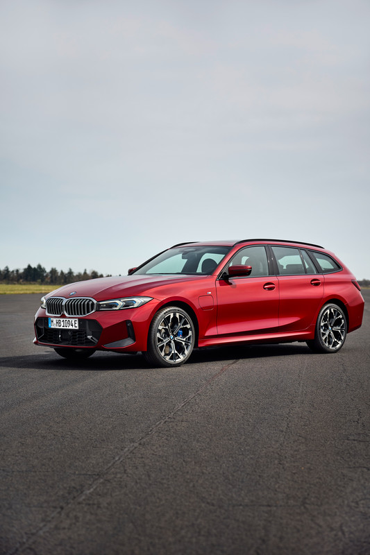 P90549659_highRes_the-new-bmw-330e-tou