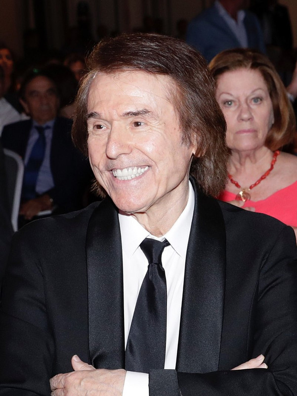 800px Raphael premio Toda una Vida 2017 de Madridiario - Raphael: Discografía Interactiva (2014-2018)