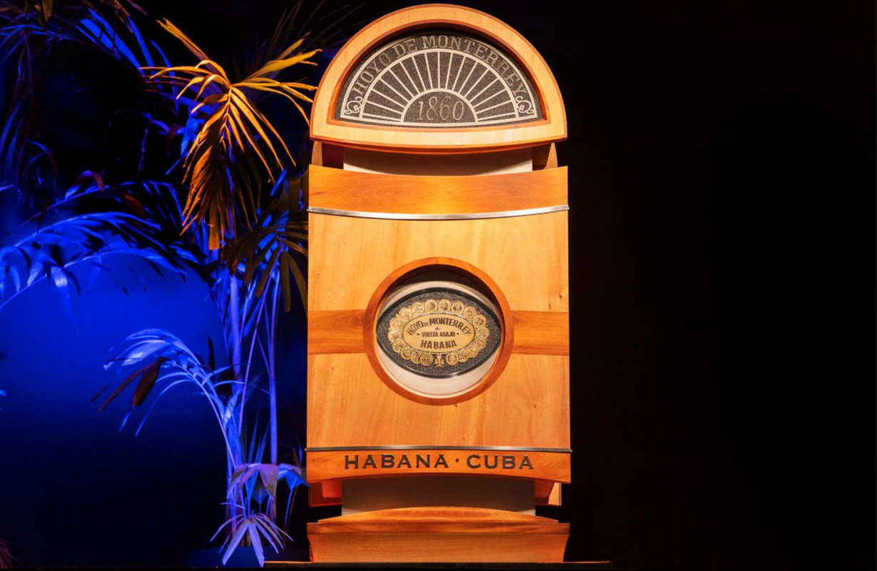Festival-del-Habano-XXIV-Hoyo-de-Monterrey-Humidor-scaled-jpg-webp-2400×1600-