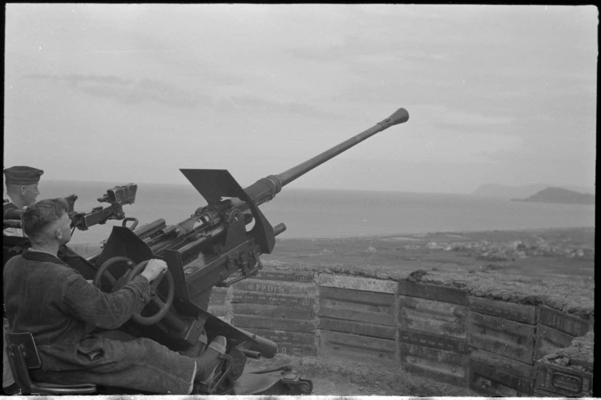 En Crète dans le secteur de Maleme, des artilleurs allemands derrière un canon de 3,7 cm FlaK 36. 2