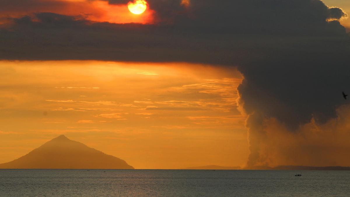 El Krakatoa hizo erupción y lanza monumental columna de cenizas