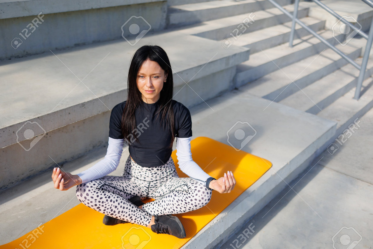 legins1909b yoga pose