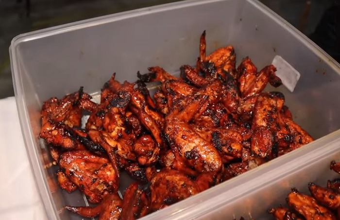 Kepak Ayam Madu Si Mae mampu menjual hingga ratusan kilogram daging ayam dalam sehari.