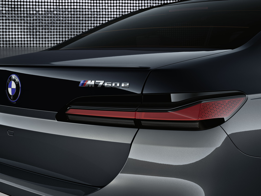 P90458832_highRes_the-new-bmw-m760e-xd